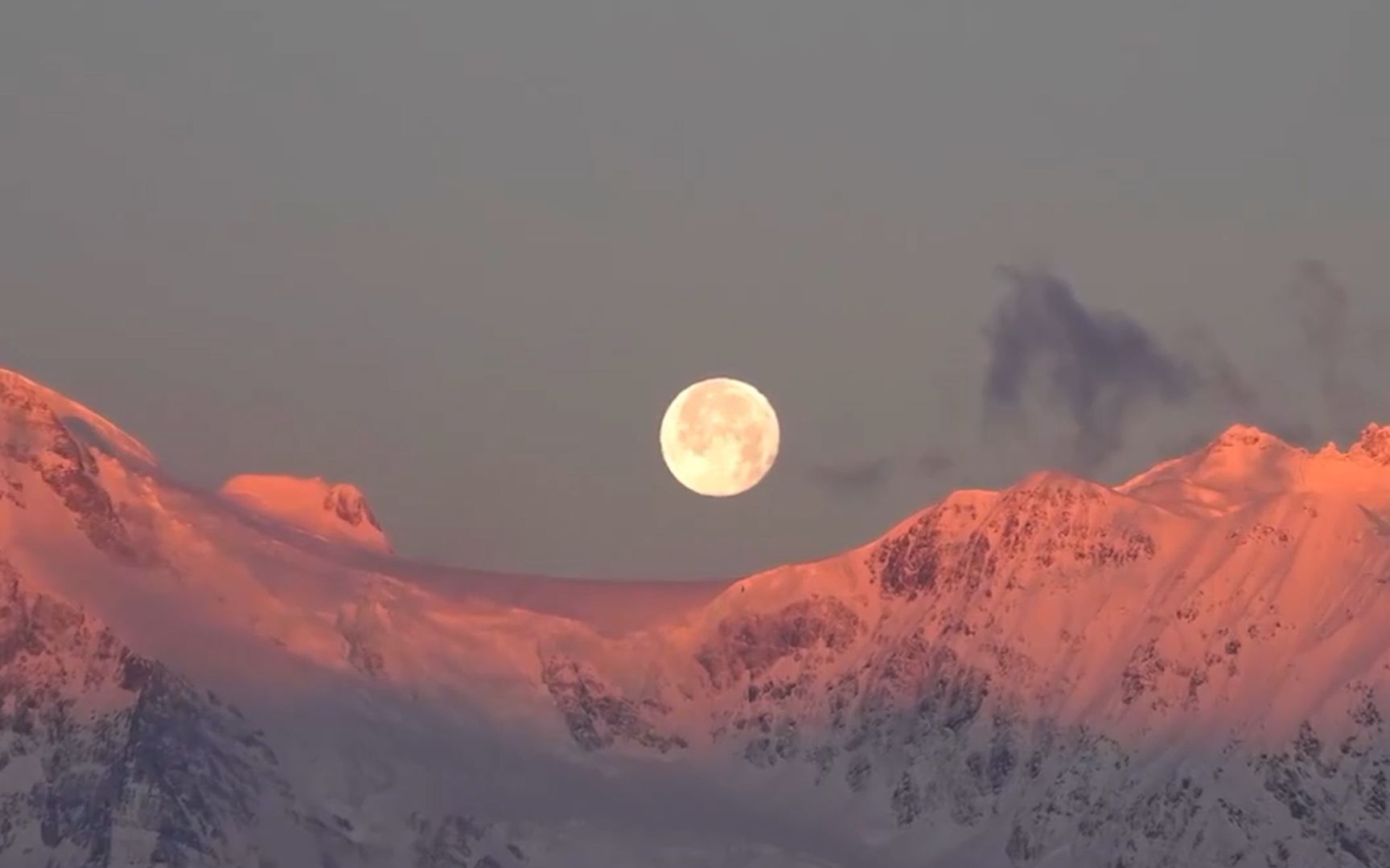 [图]日月同辉！云南梅里雪山现“月落金山” 万丈金光洒落雪山之巅