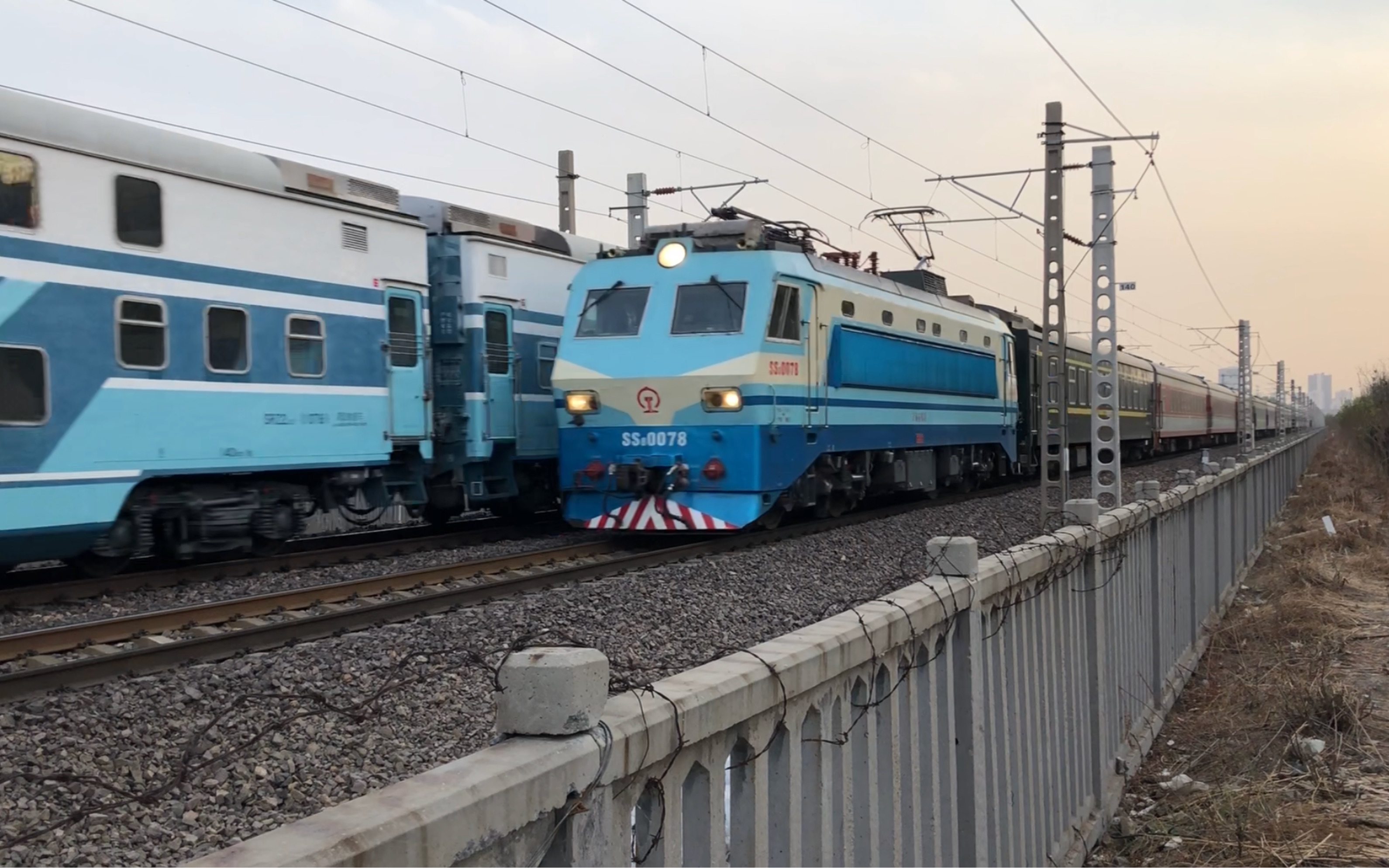 【中国铁路】京广线上的扫把 烧酒 原色双层25z  原色冀州号交会现场