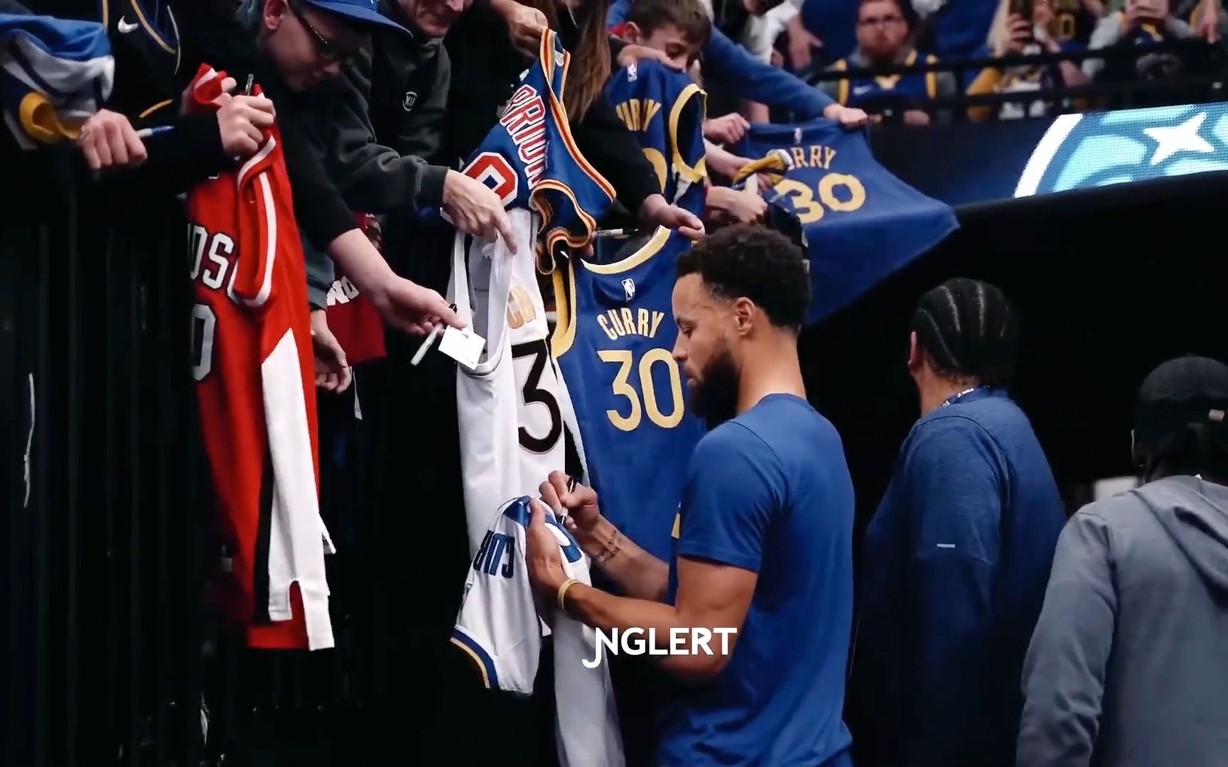 库里丝滑投篮和钢琴很配!