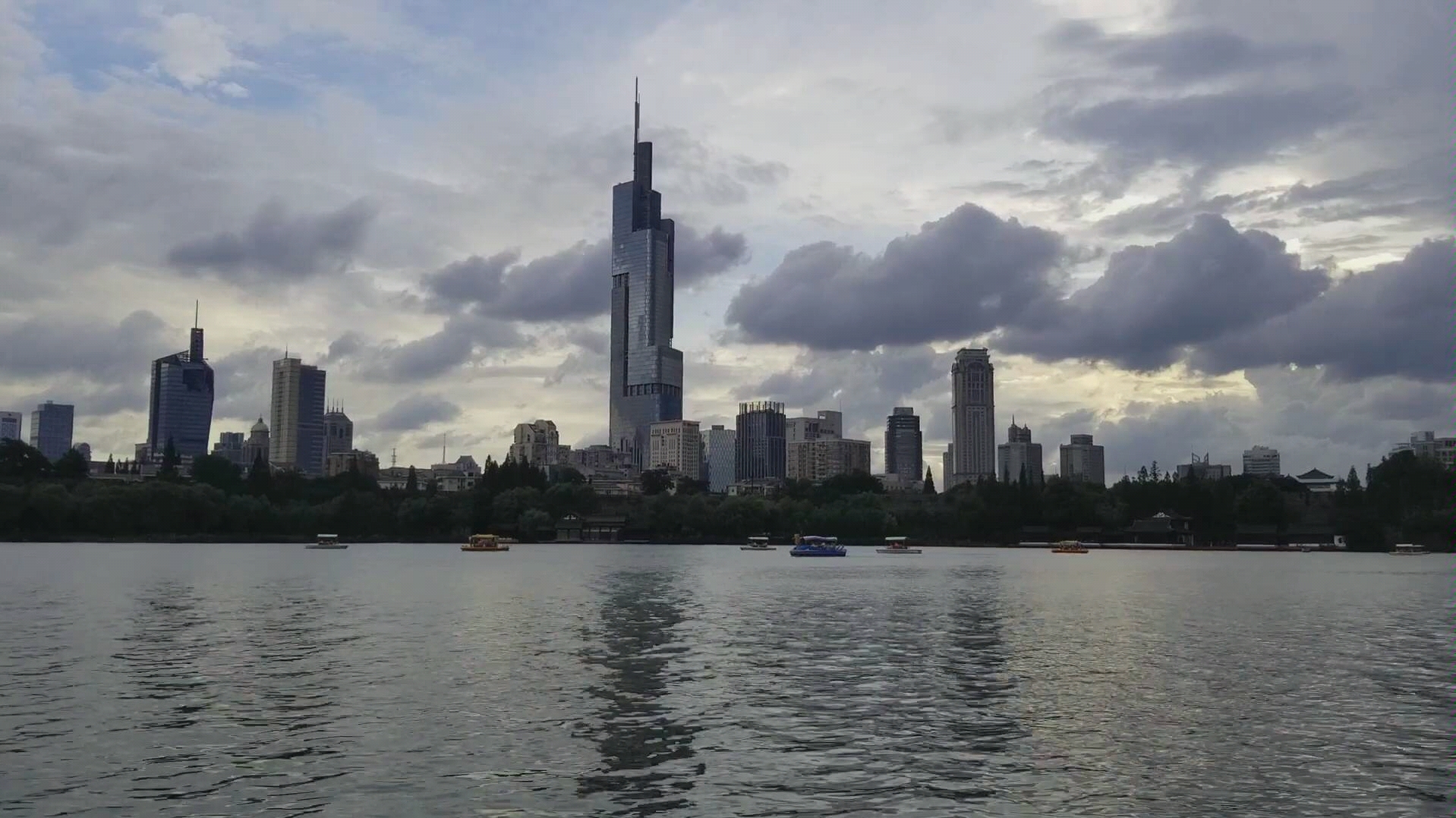 南京玄武湖看紫峰大厦延时摄影