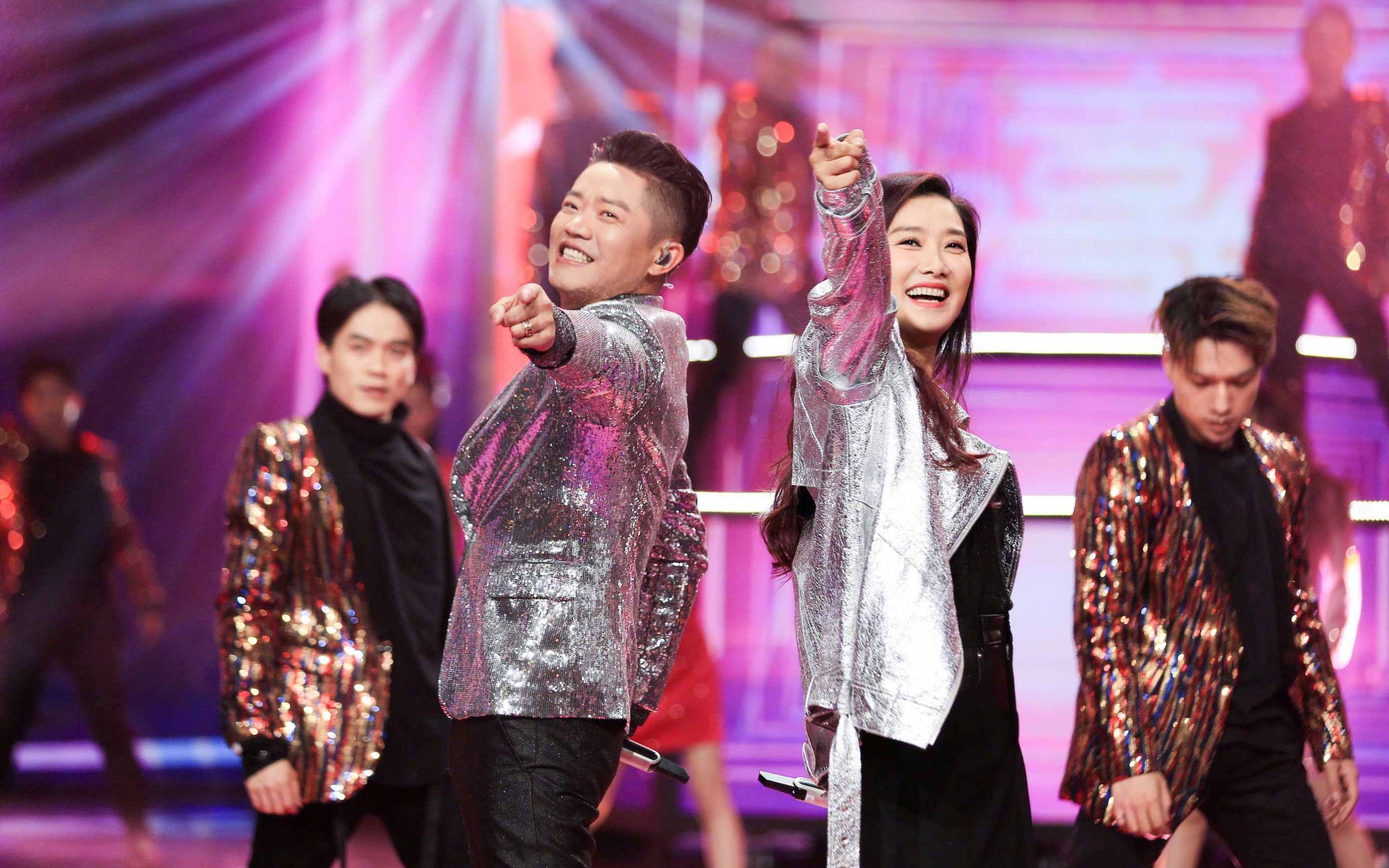 凤凰传奇燃爆音乐节!网友:平时一个个都说土,结果现场一个比一个会唱