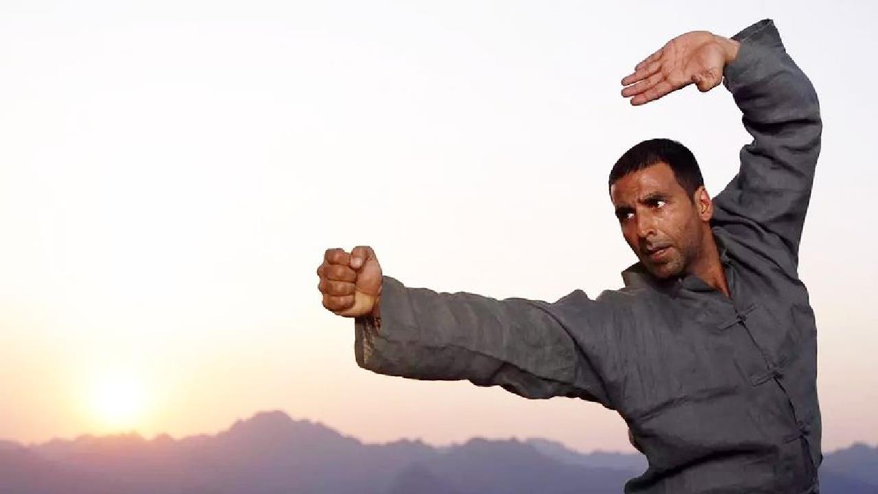 外国小伙学会中国功夫隔山打牛,一脚就能踢飞壮汉,还能掀起巨浪