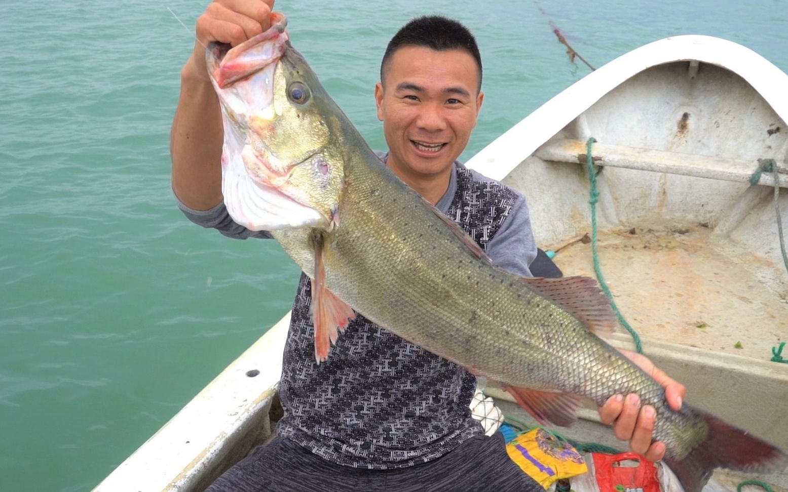 阿烽出海放鲈鱼钩,抓到赶海以来最大的一条鲈鱼,价格不菲