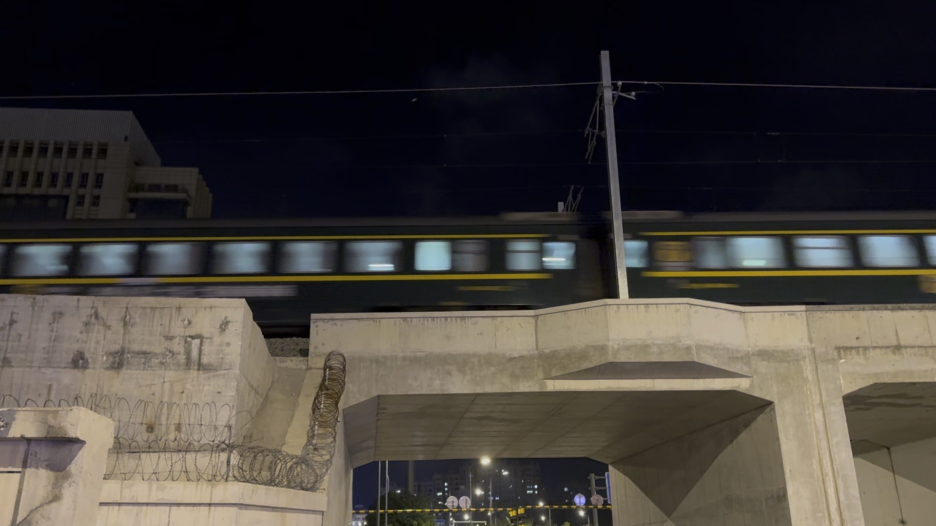 z30次列车(南通——北京丰台)本务df11g0001/0002"猪王"牵引25t型客车