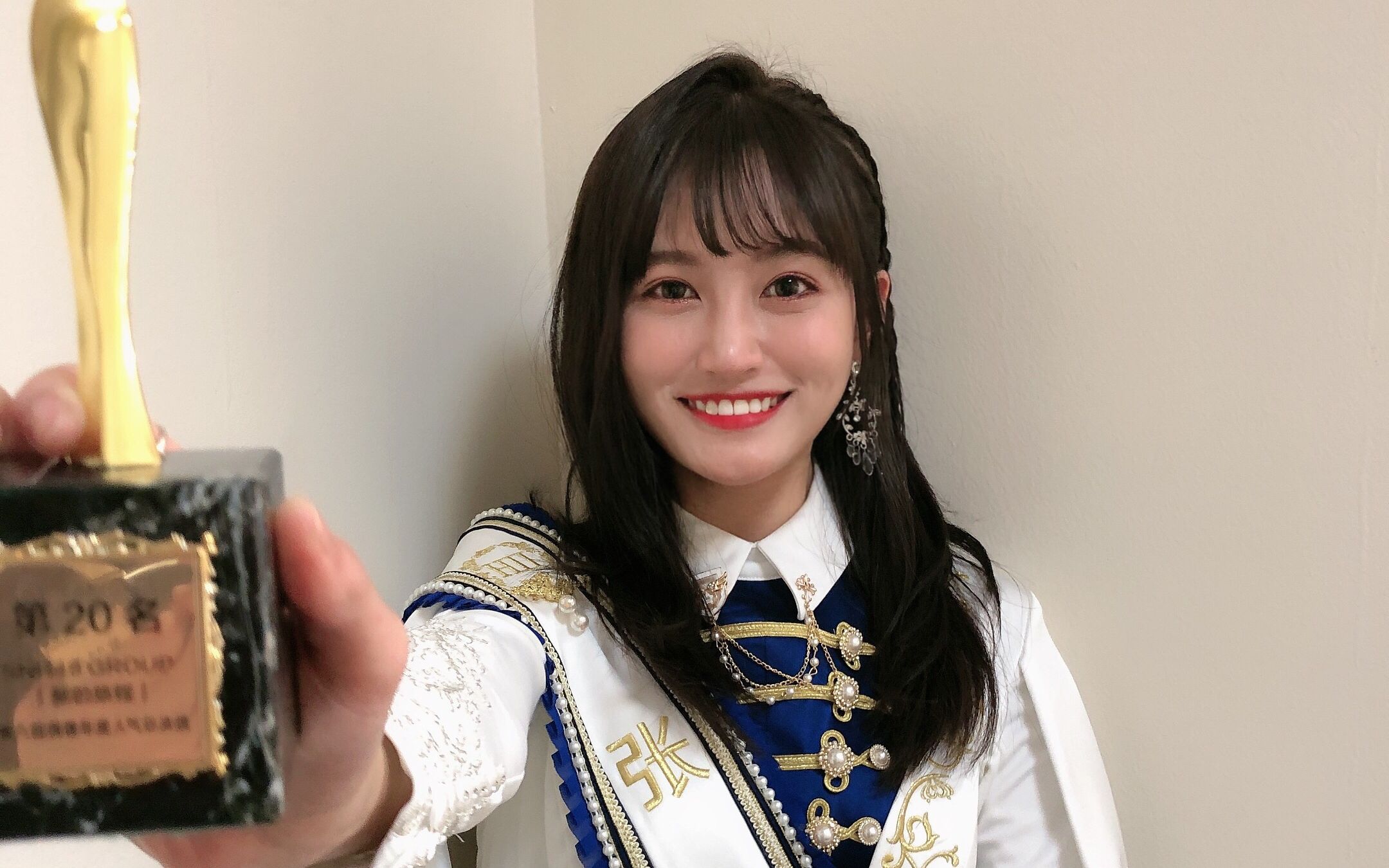 snh48张昕新的旅程第六届偶像年度人气总决选第二十名张昕领奖剪辑