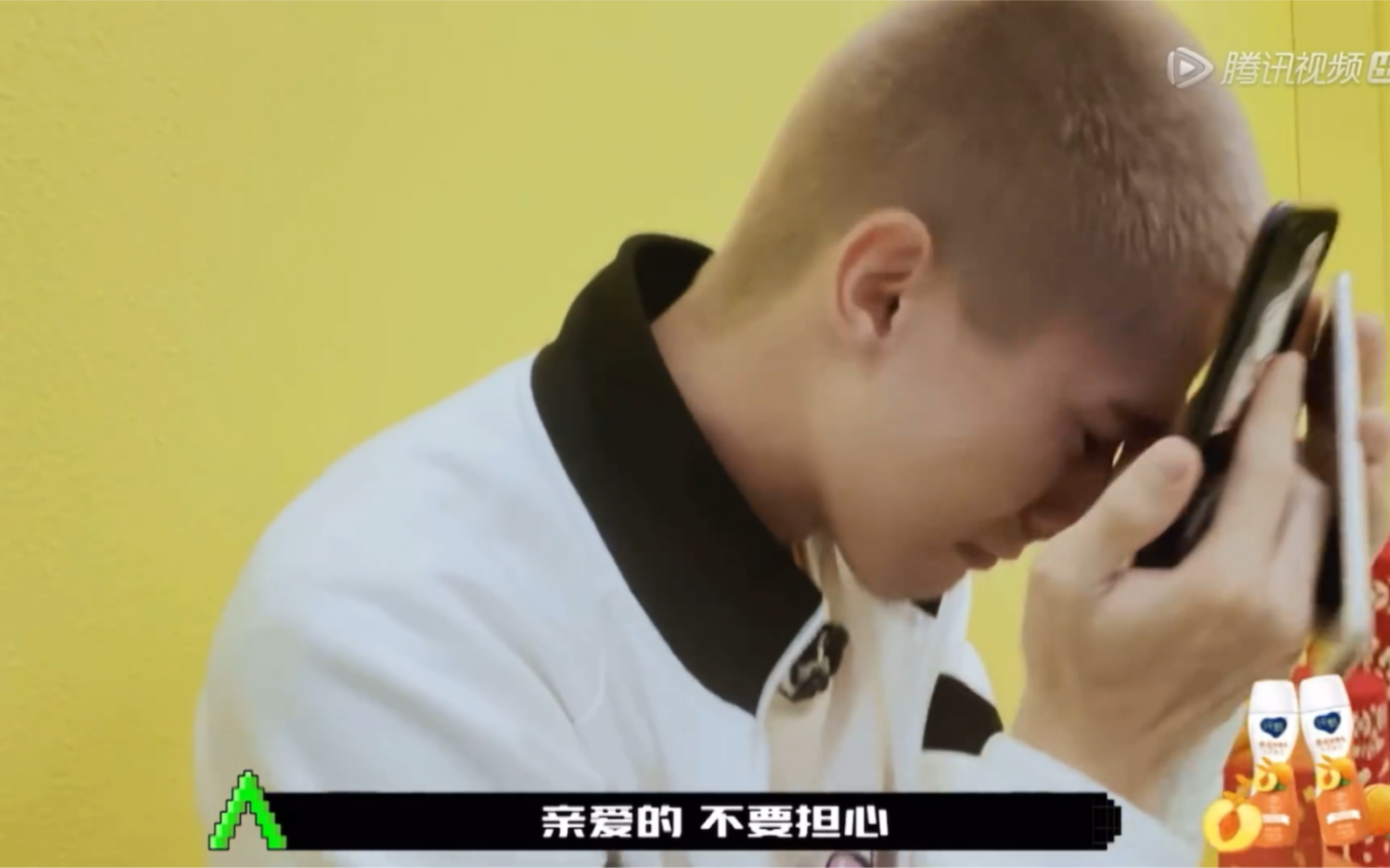 米卡和姐姐打电话偷偷跑出来想家想得哭了创造营4