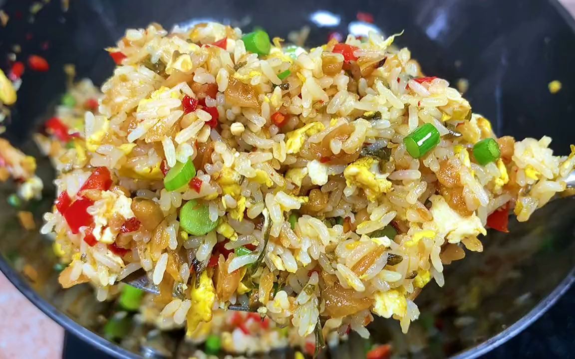 家里吃不完的剩米饭不要再倒掉了教你做一份喷香的外婆菜炒饭既简单又