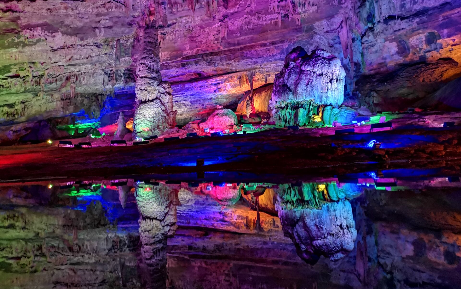 江西九江龙宫洞,溶洞内冬暖夏凉恒温摄氏18度避暑胜地,大自然的鬼斧神