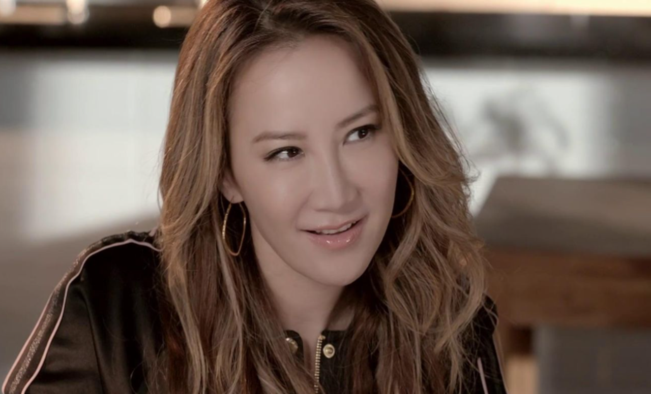 李玟婚变风波后憔悴,自曝左腿病情加重,术前虔诚祈福