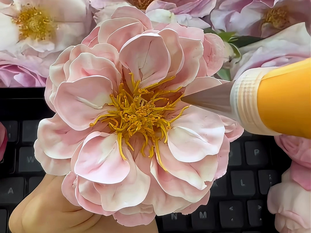 裱了两朵欧月情书玫瑰95奶油霜裱花7515