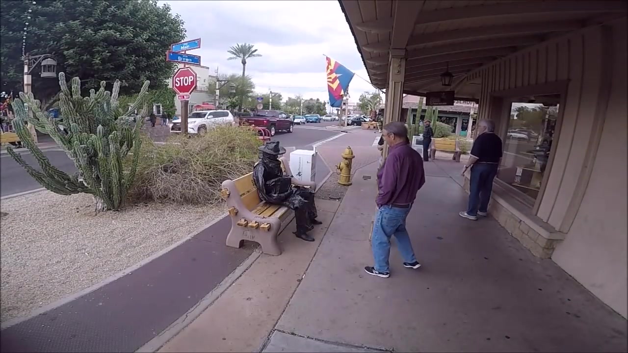 国外街头恶作剧,伪装成雕像在路边恶搞,好期待他被路人暴打