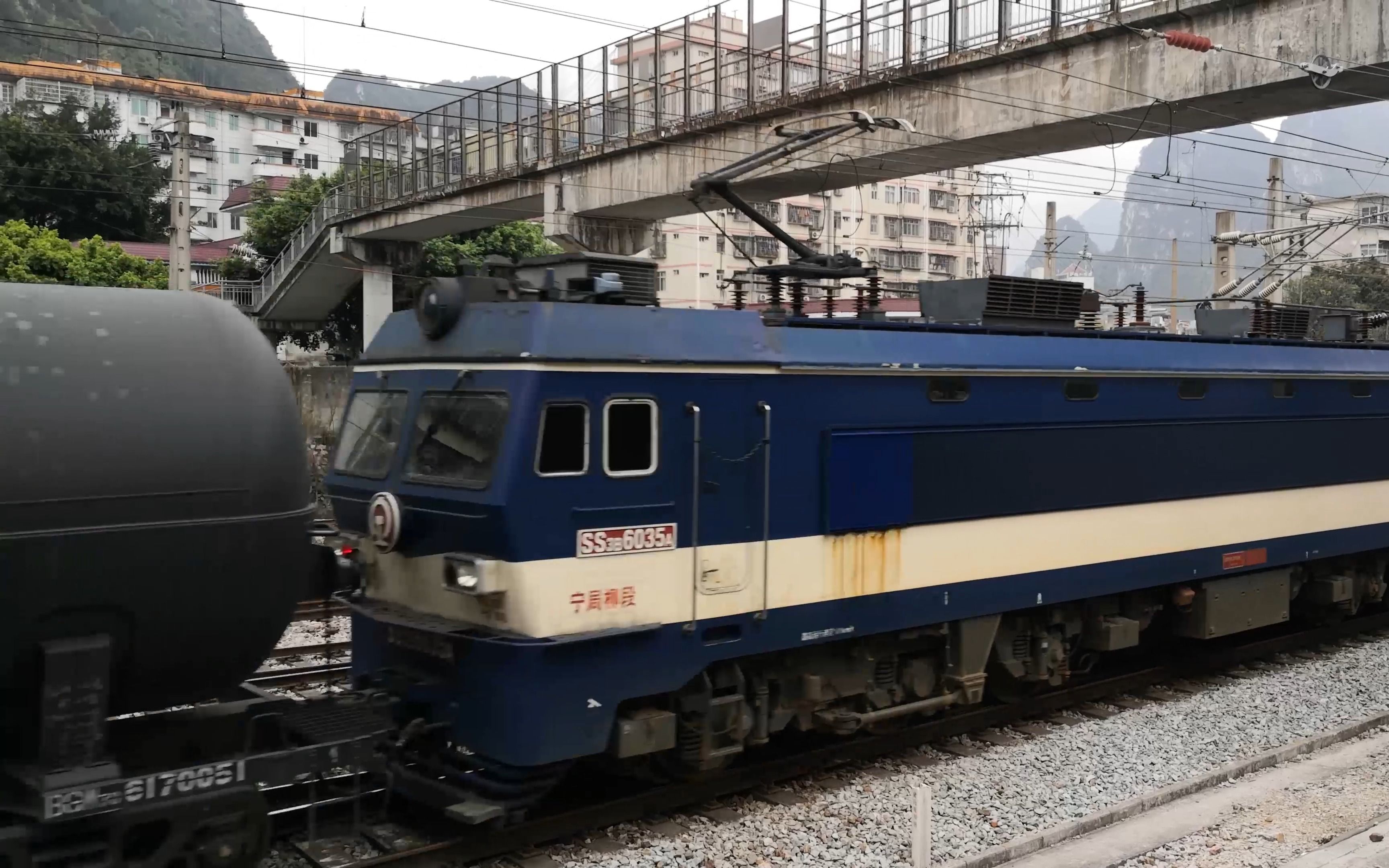 【黔桂铁路】宁局柳段ss3b-6035牵引41008次货列三道出站(2023.04.13)