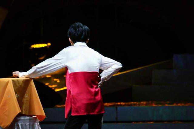 易烊千玺腰伤复发 手撑腰板让人心疼_哔哩哔哩_bilibili