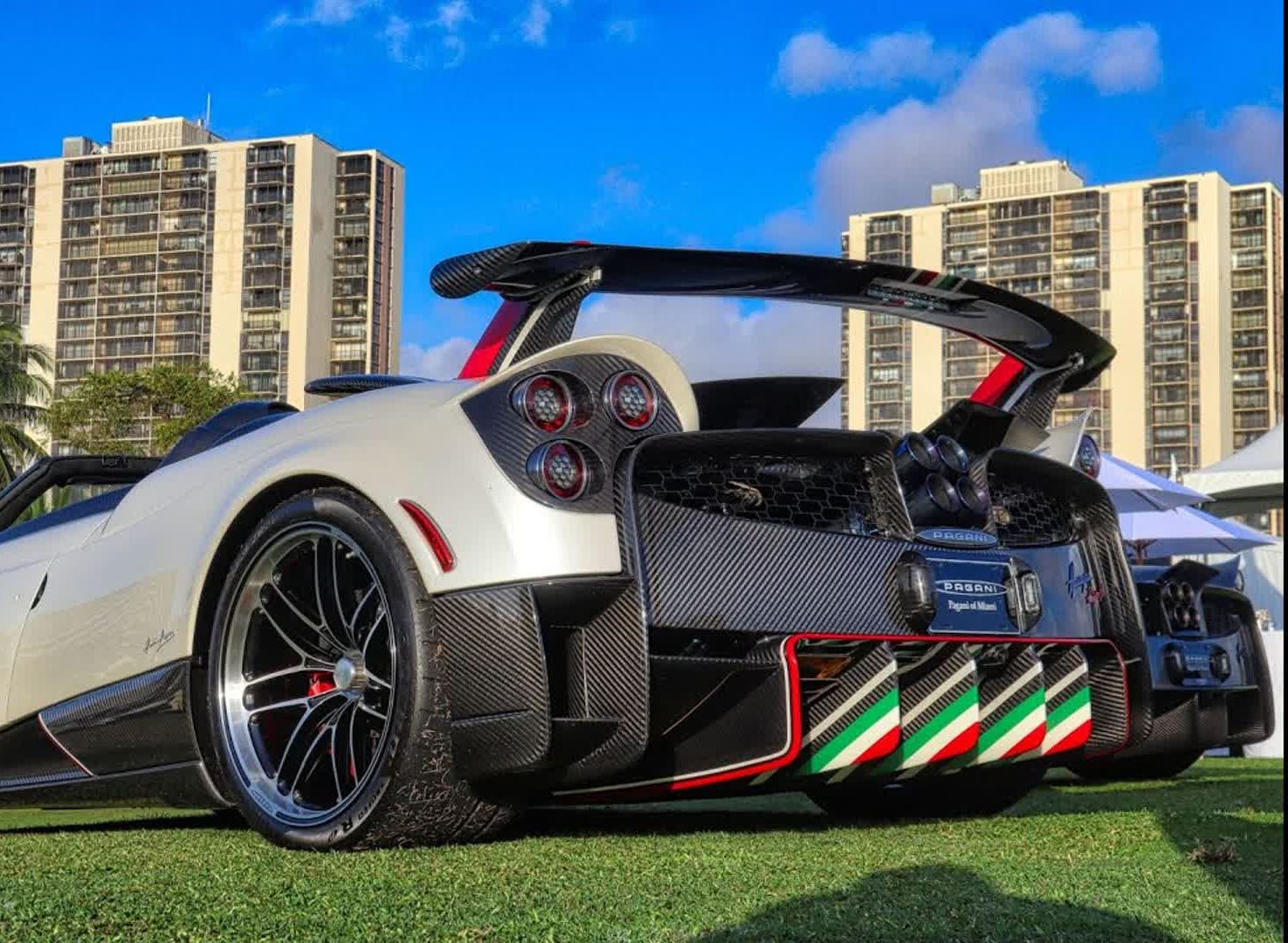 帕加尼huayra,兰博基尼 sian,revuelto,法拉利laferrari,布加迪