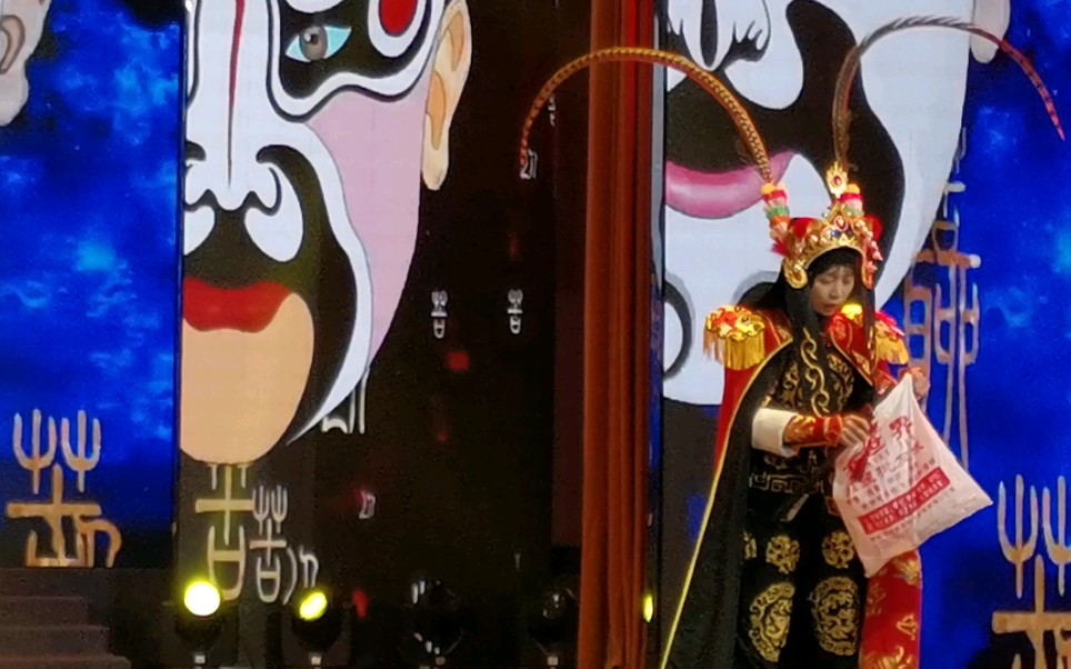 美女变脸吐火