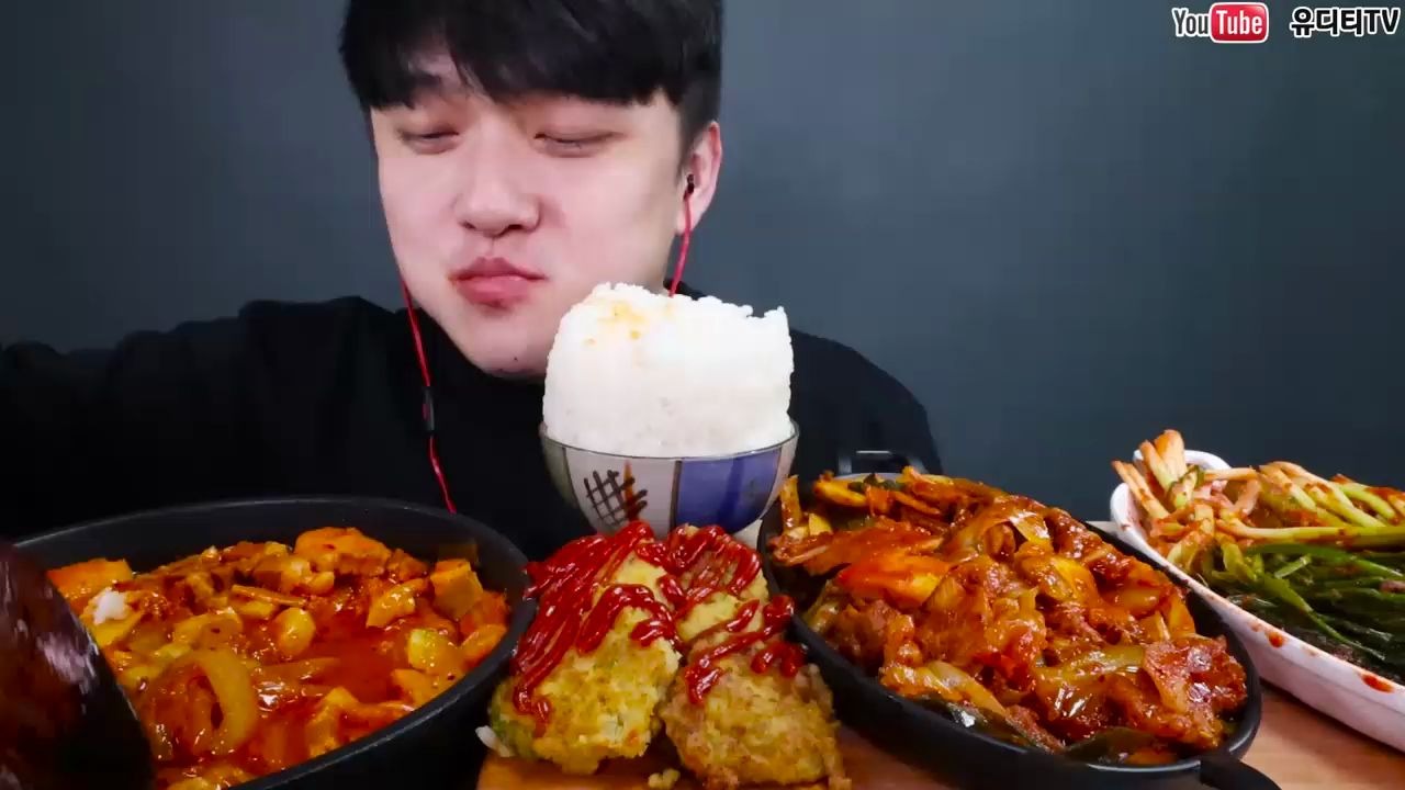 【大口吃播】韩国深渊巨口小哥大口吃肉泡菜汤鸡蛋卷大葱叶加烧肉下