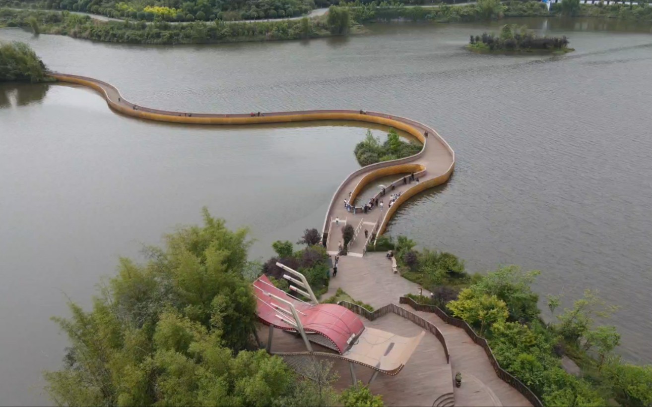 重庆玄天湖,水面宛如一条巨龙盘绕在巴岳山脚下,湖面辽阔秀美.