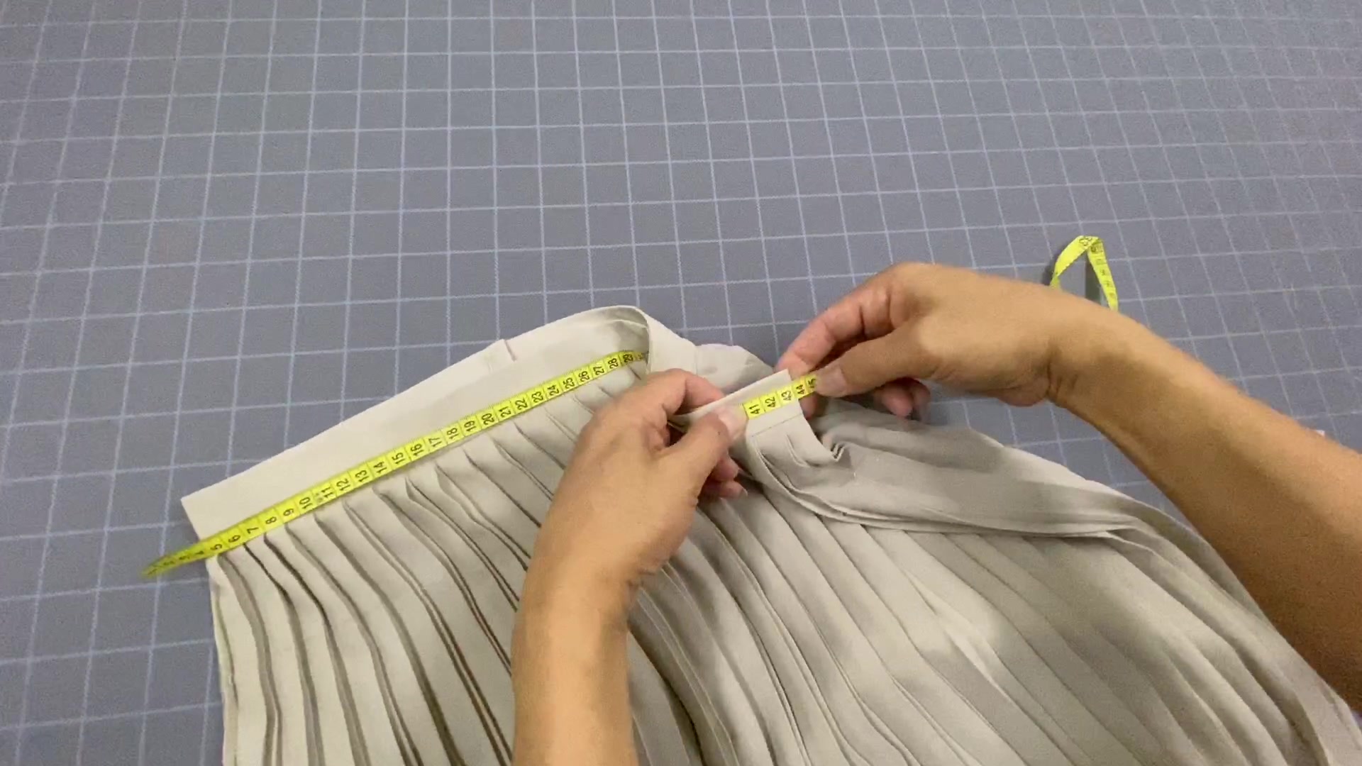 半身百褶裙腰围太小,老师傅改大20公分,居然看不出修改痕迹