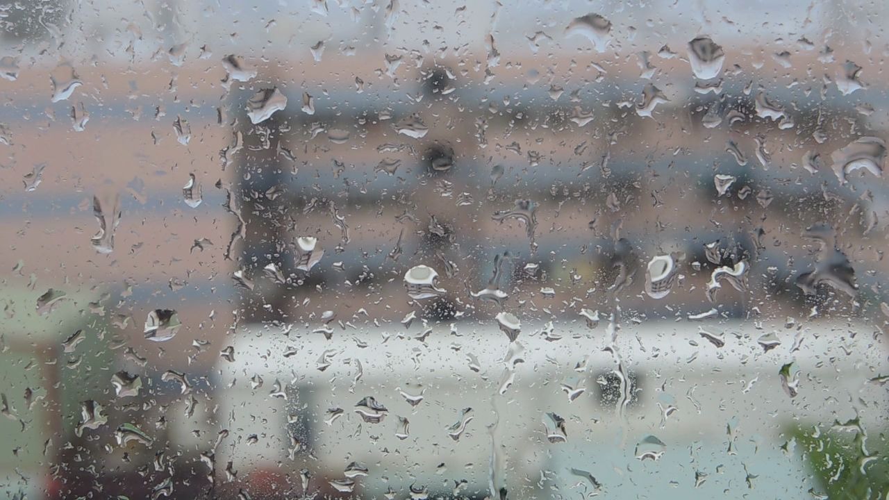 [图]【素材共享】可商用视频剪辑素材集锦：雨 下雨 雨水 暴雨 梅雨 细雨 雨中
