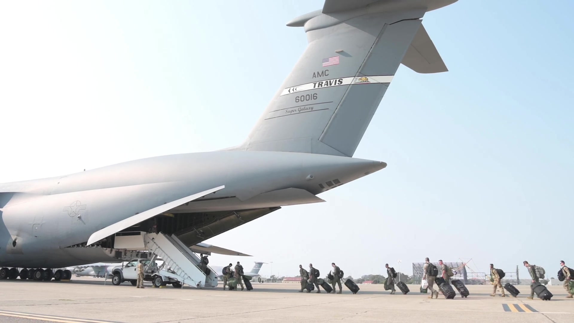 2021 年 8 月 21 日,分配给加利福尼亚州特拉维斯空军基地的 c-5m