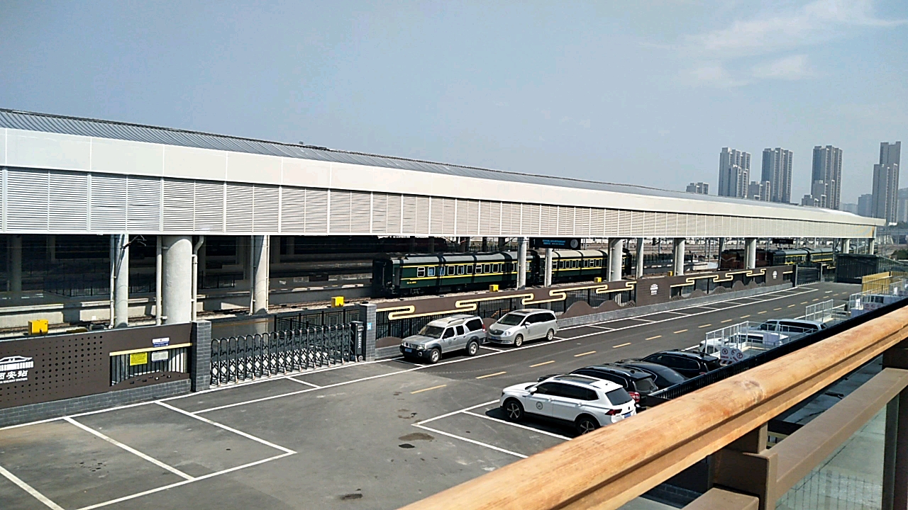 在国铁火车站天桥上看到了进站的列车