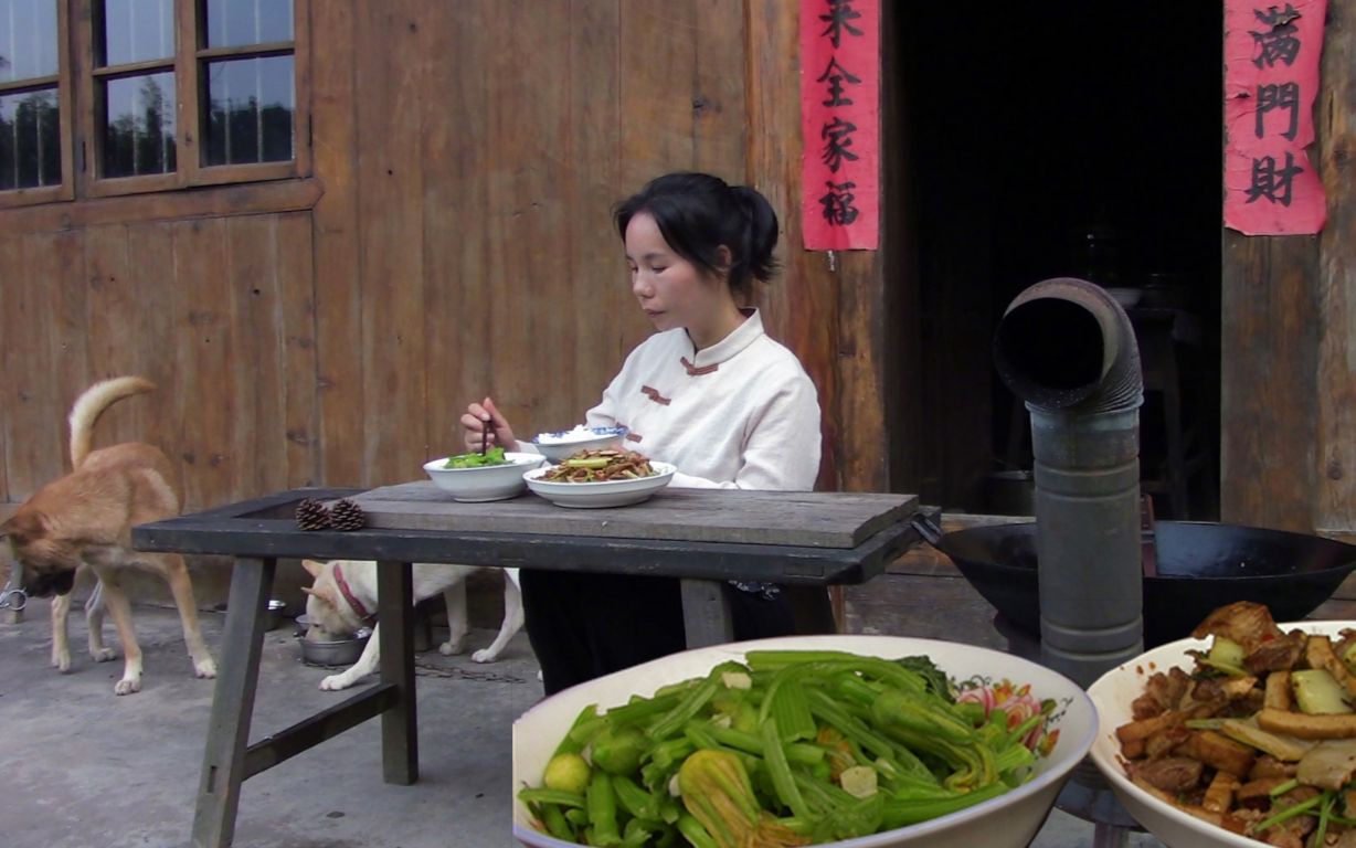 [图]隐居山里，柴火炒菜泉水煮饭，地里随便摘把瓜花清炒，都比肉好吃