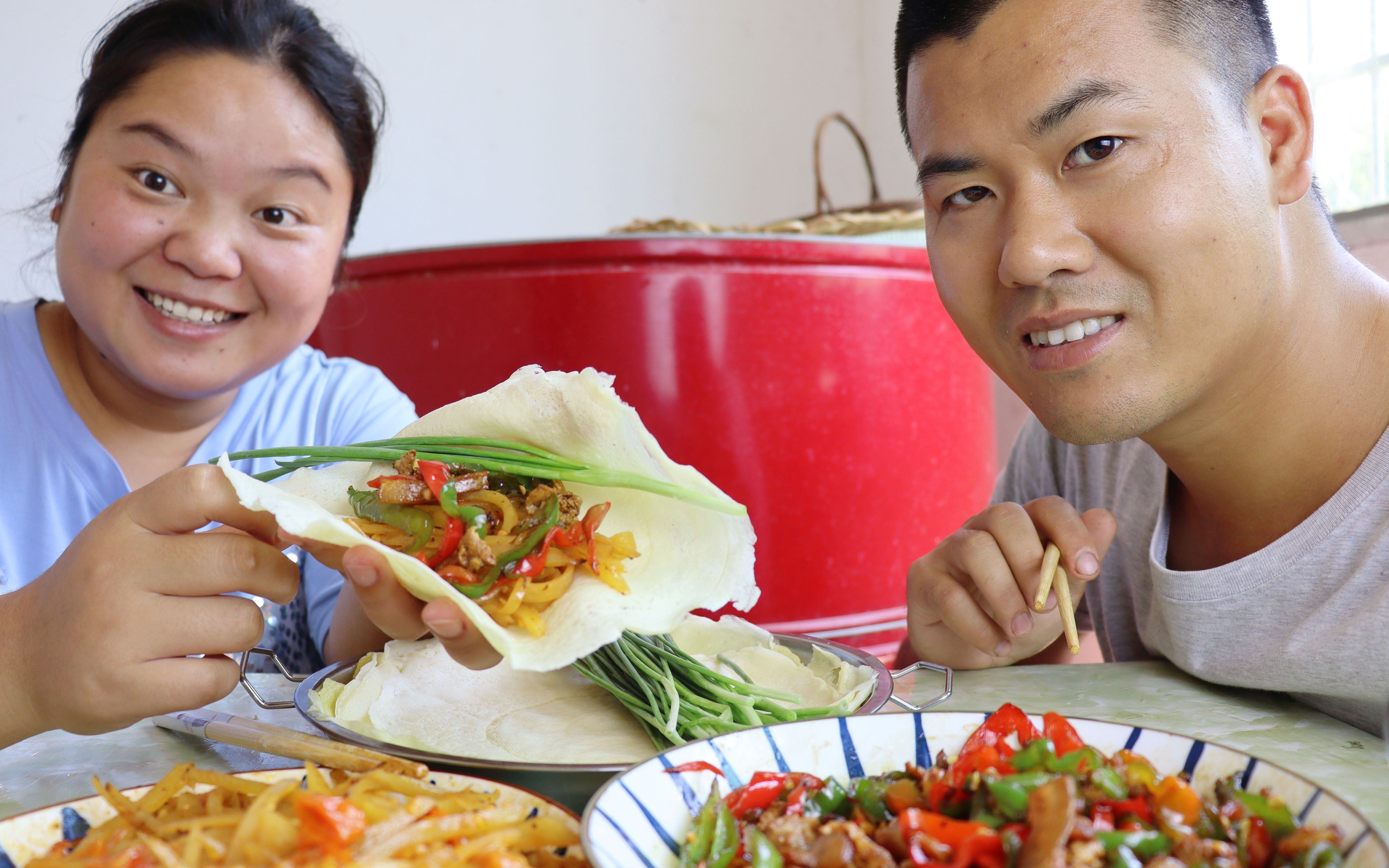 小婷和小路吃卷饼,包上酸辣土豆丝,青椒炒肉丝和小葱,太好吃了