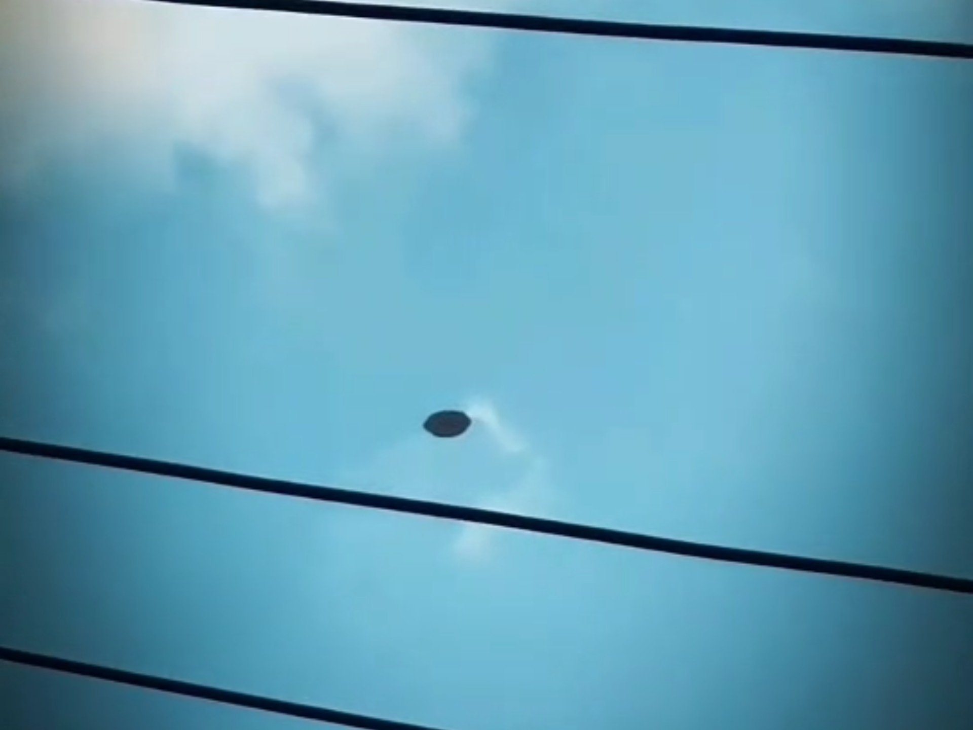 悬浮在空中的ufo