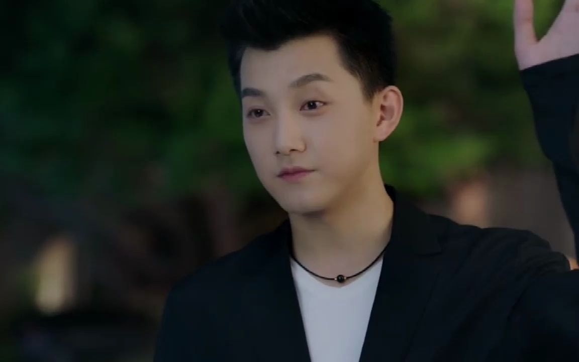 颜晓希晚上去偷档案,被齐景浩发现