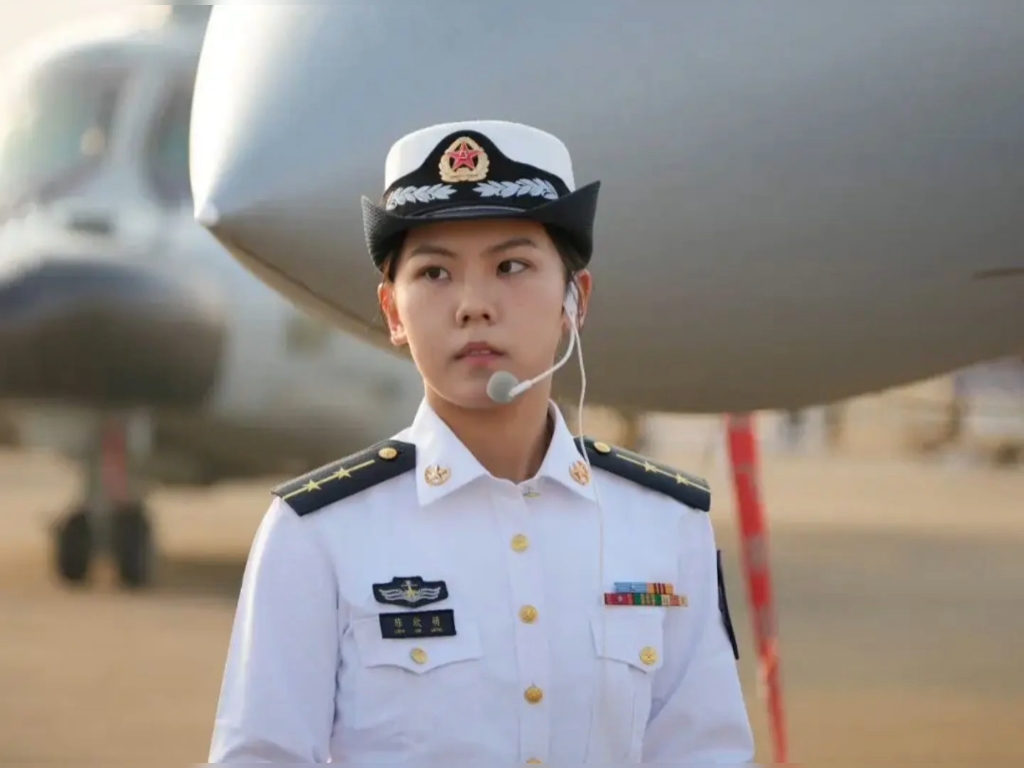 魅力女兵—中尉陈欣萌:航母上的战机领航员