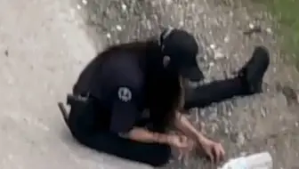 今天工作不顺？看看他们：一辆18轮卡车翻车后，零钱洒满了高速公路，美国Wise县的工作人员不得不清理无数一角硬币