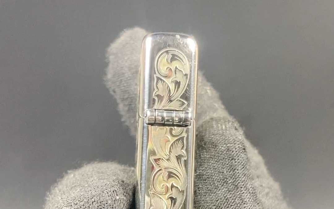 zippo双色纤巧盔甲唐草:经典之美