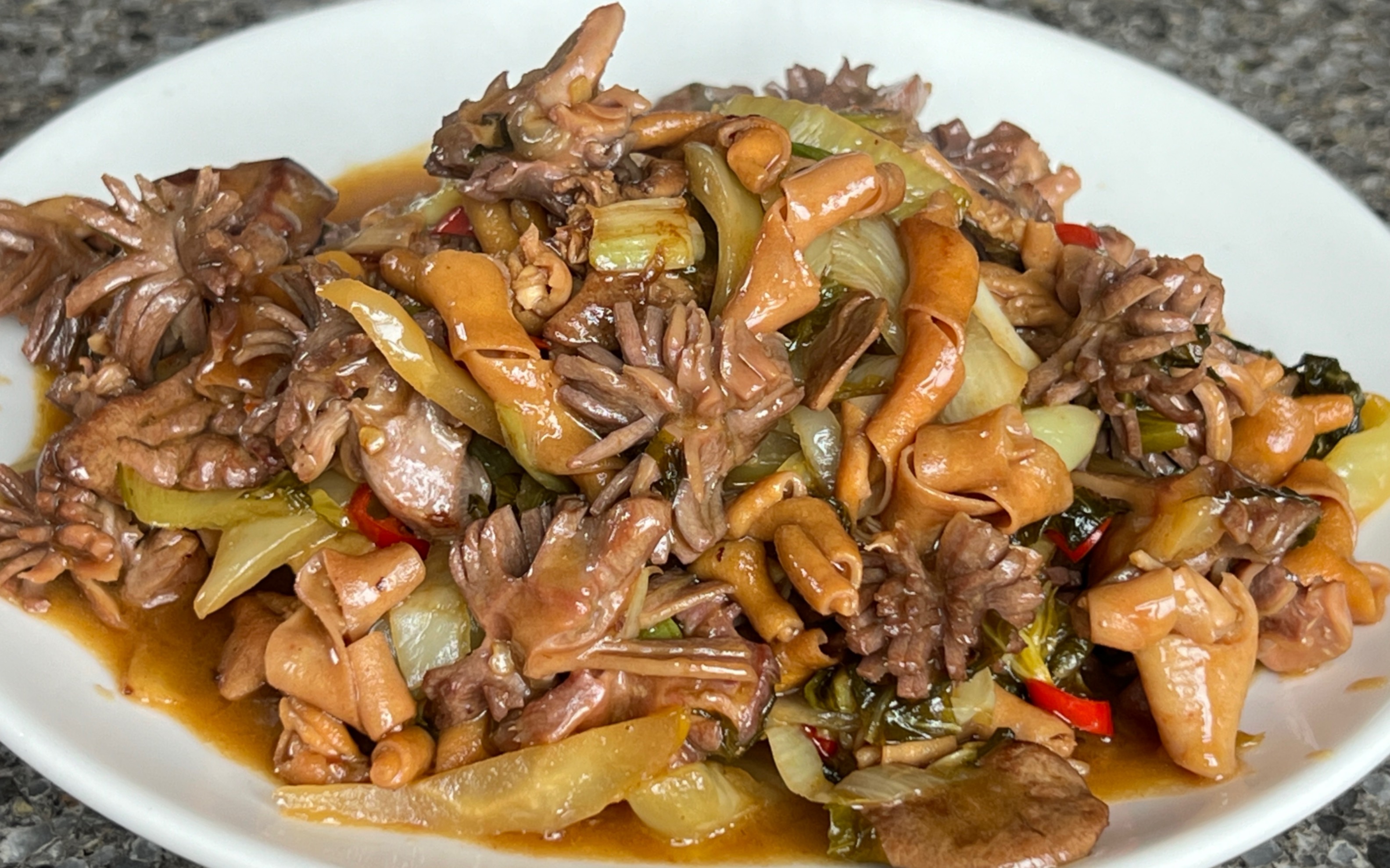 脆嫩爽口的酸菜生炒鸡杂,把握好火候和时间,味道比饭店的还香