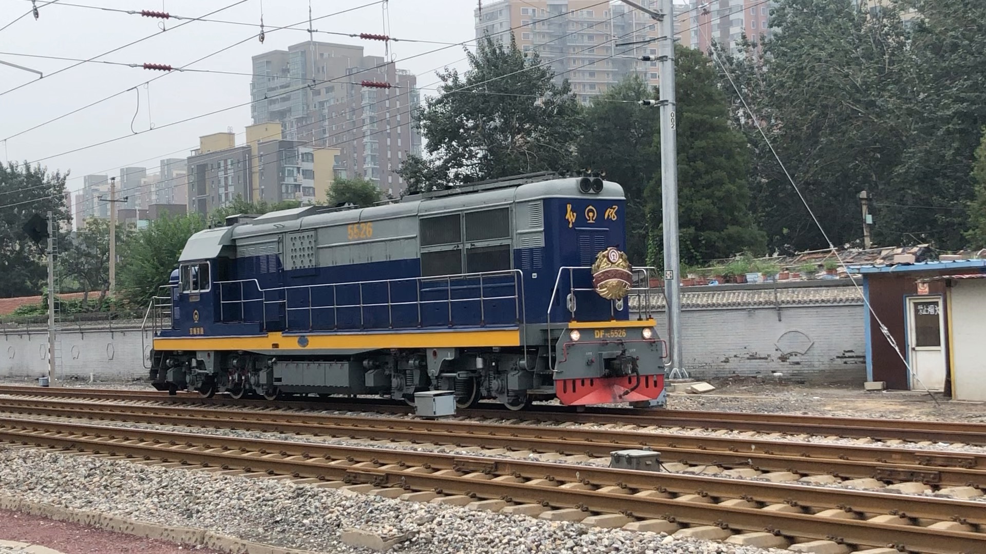 【中国铁路】京局著名调机df7c-5526通过水南庄道口_哔哩哔哩 (゜-゜)