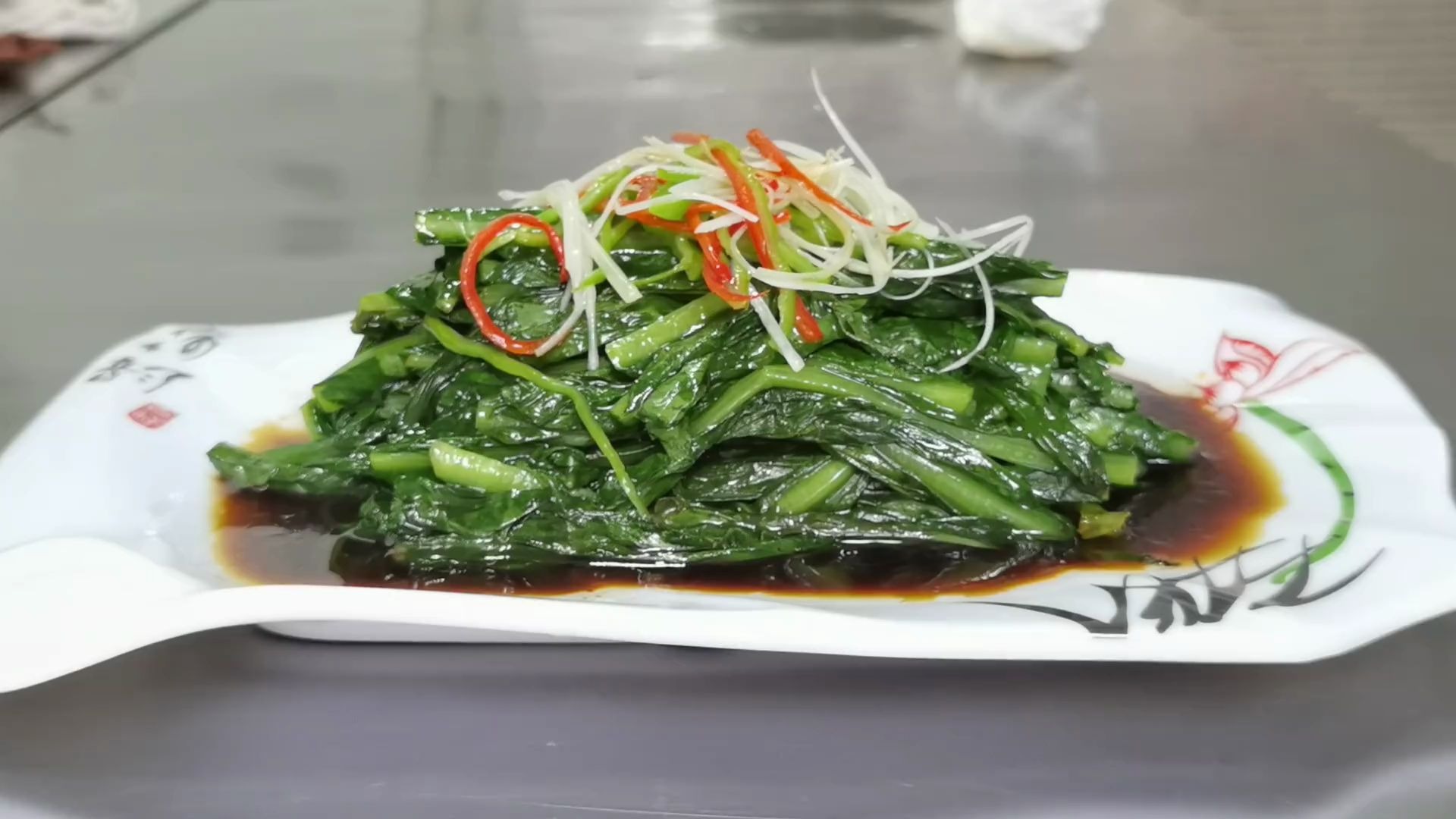 2分钟做道色泽翠绿,清淡爽口的白灼油麦菜