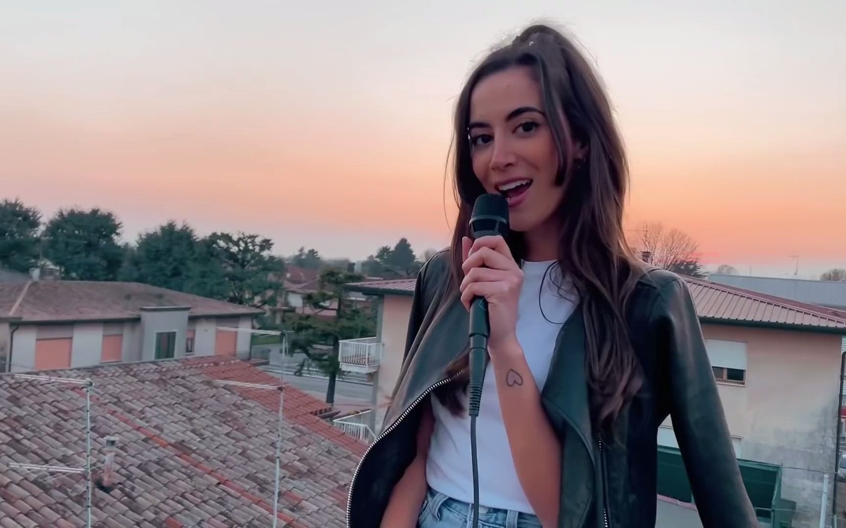 【油管美女博主惊艳翻唱】tones and i | dance monkey | (cover by