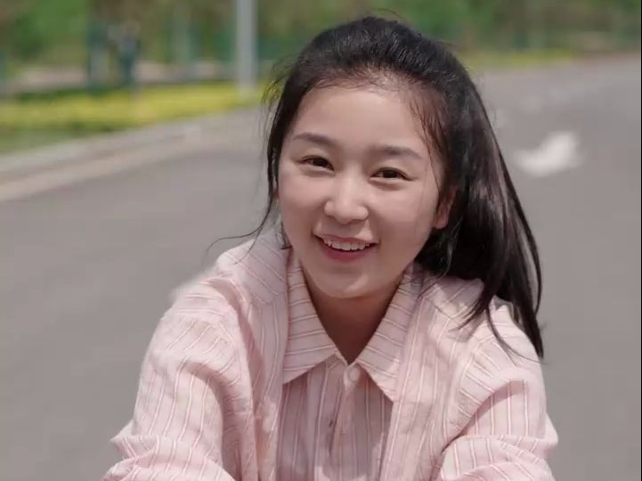 女孩笑得灿烂,下一秒,揪心了