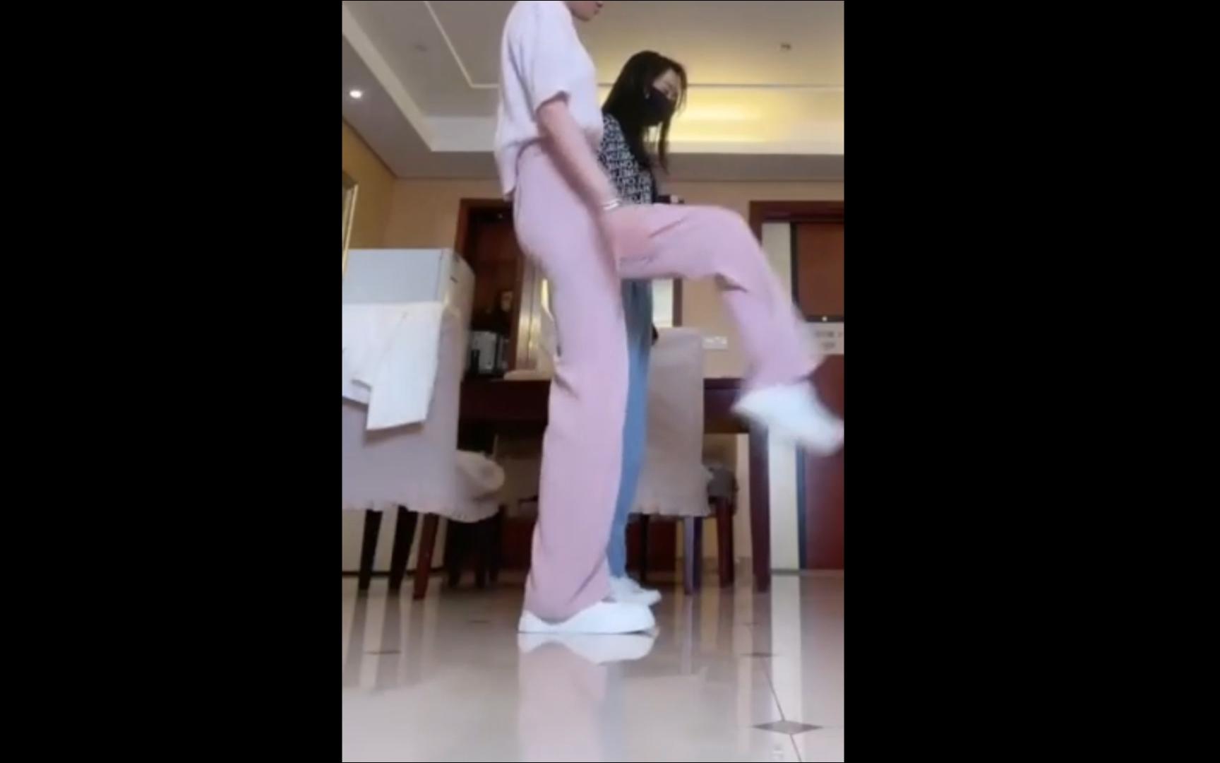 舞蹈生学姐教学闺蜜踢裆防身