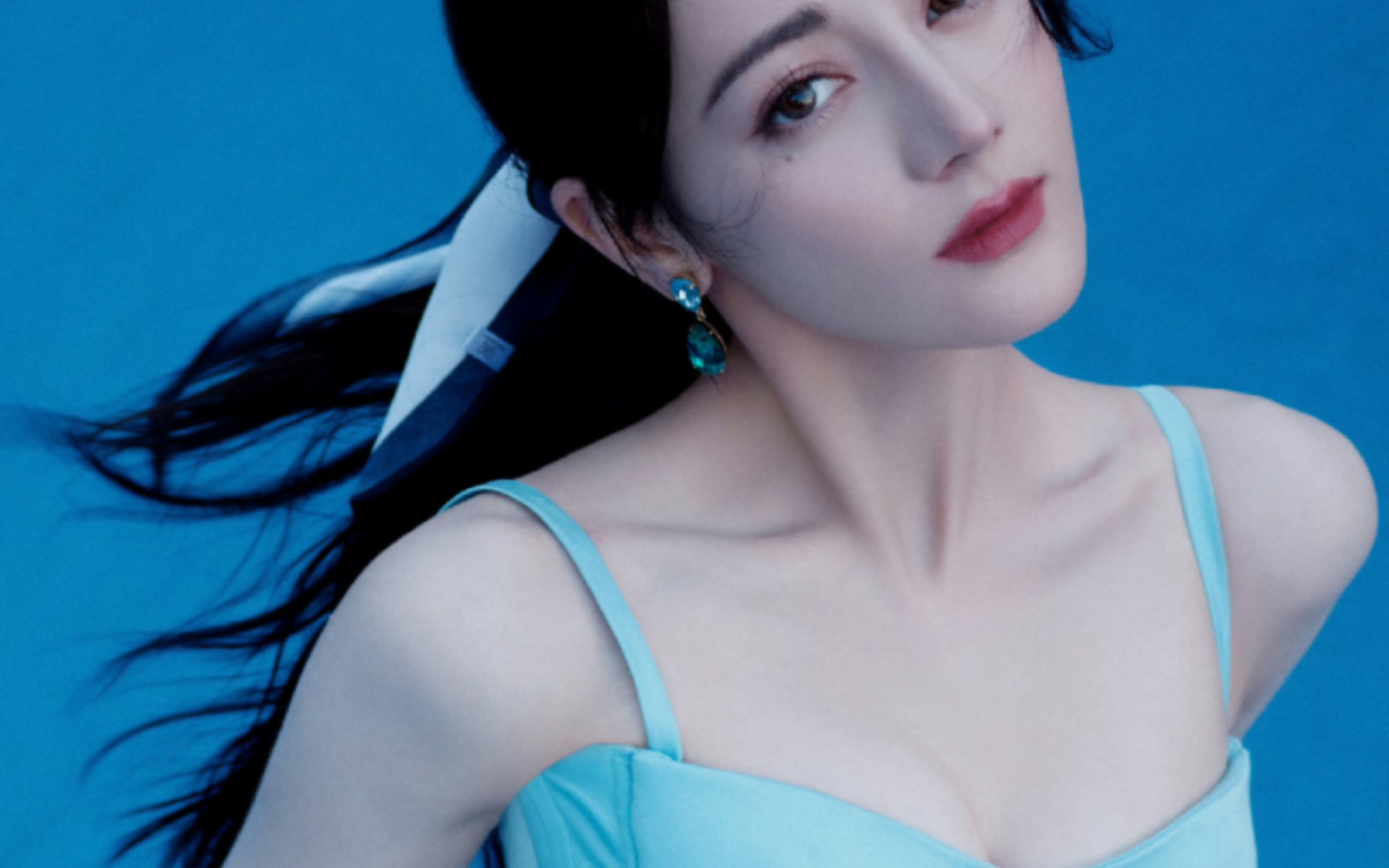 迪丽热巴1664活动展现完美身材