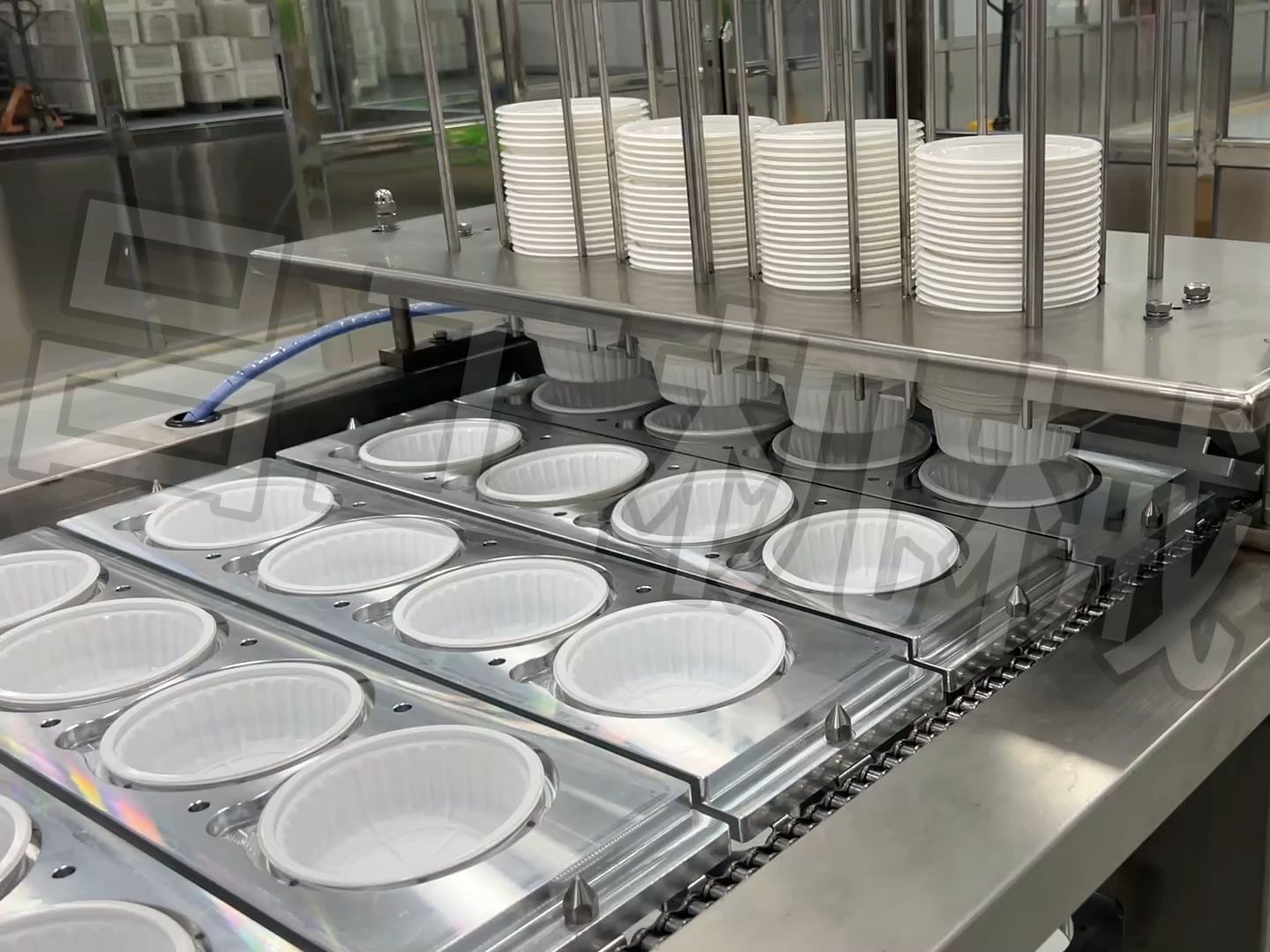 一出四碗装即食米饭灌装封口机~预制米饭碗真空包装