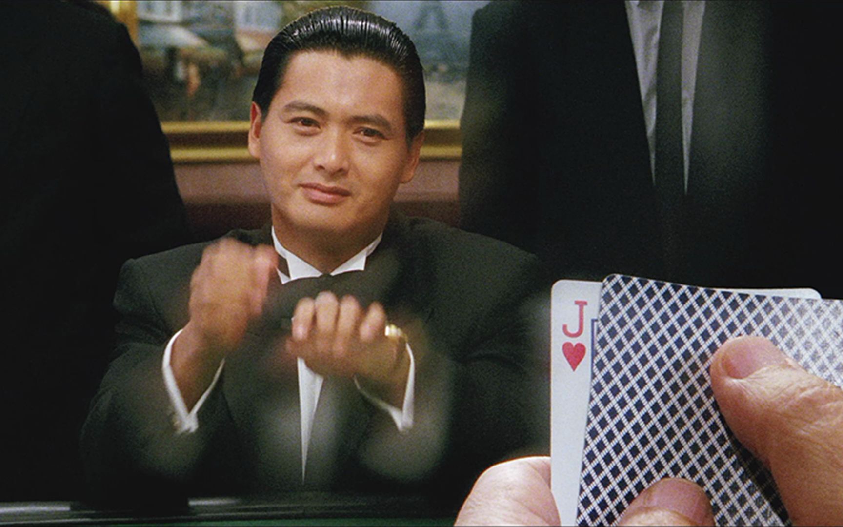 电影《赌神》冷知识:周润发牌桌上摸戒指的习惯,原来是在模仿他