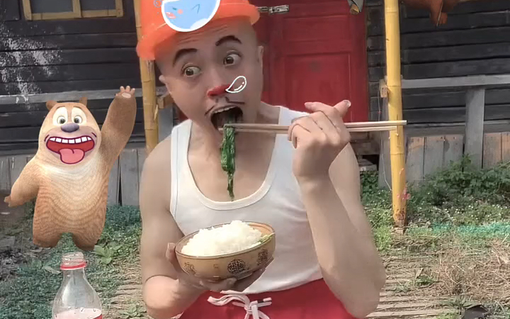 光头强吃大餐了,肯定是砍树了