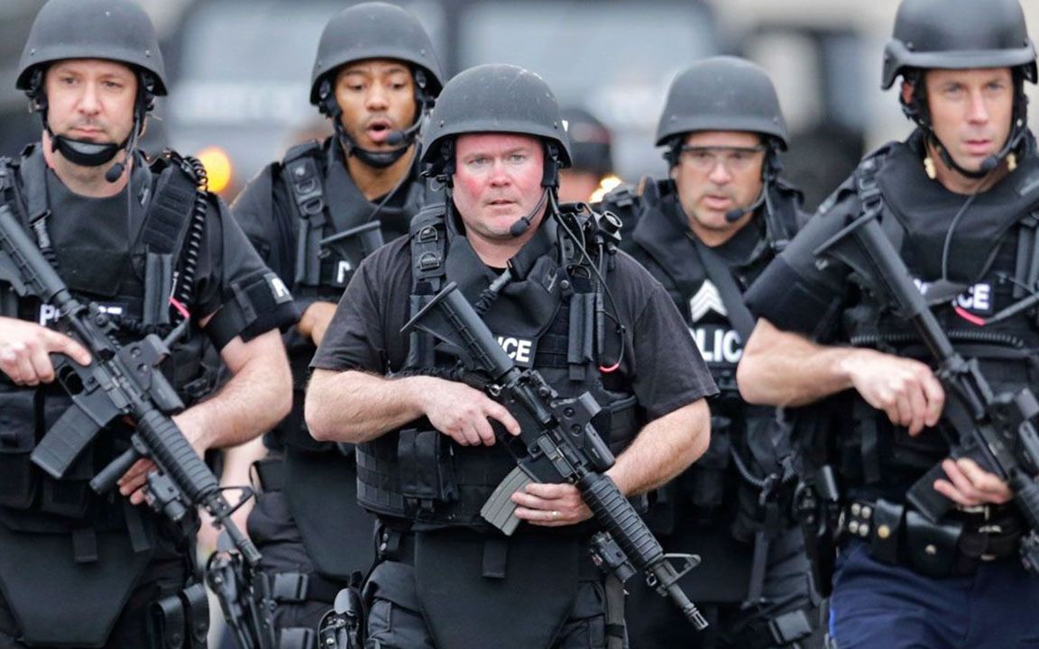 堂堂市长被巡警按住逮捕美国警察执法权有多大开枪就打无警告