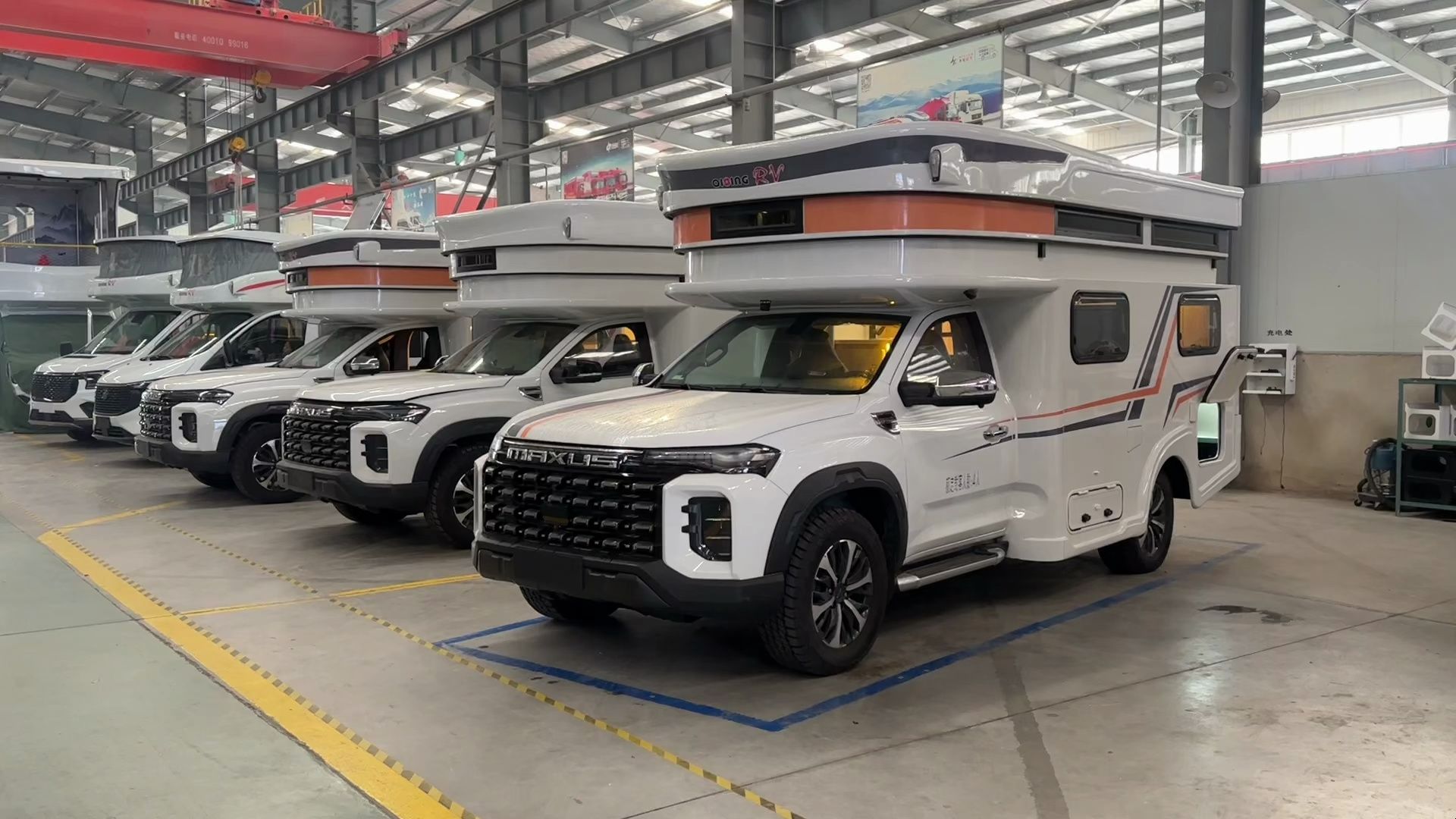 三台硬升顶越野房车批量下线,叠峦升降安全可靠,配置布局个性化