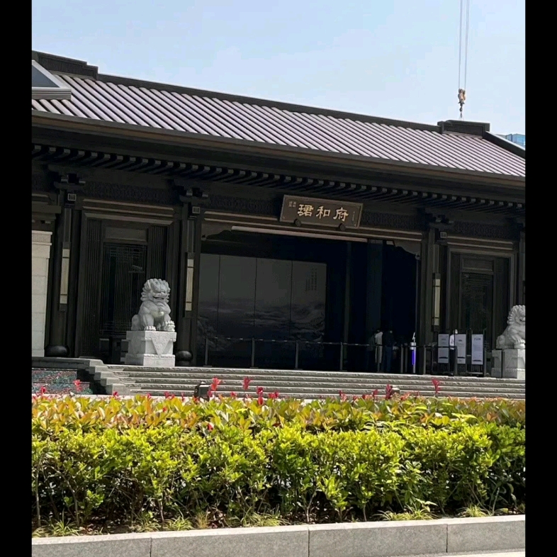 建发珺和府是国企建发深耕北京在京打造的第三个项目,在汲取了建发的新中式匠造精髓同时,也结合城市文化,进阶升级了产品.打造的是中式门头所谓...