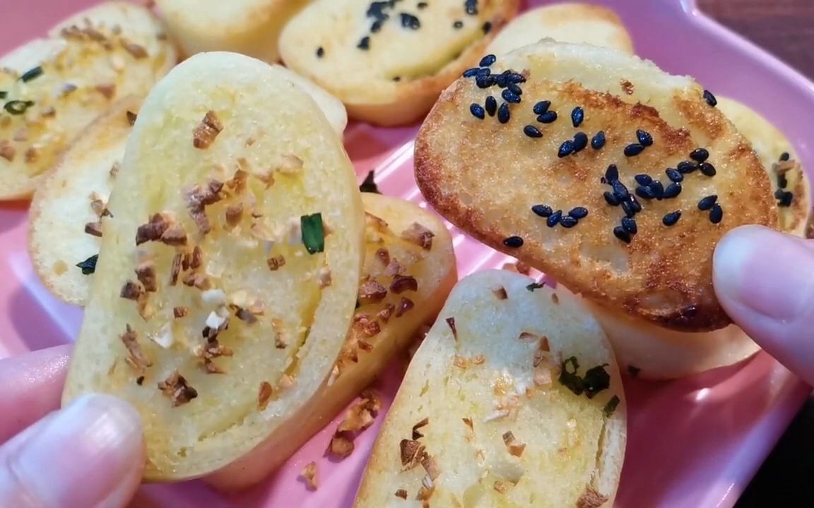 【小零食】剩馒头秒变两种口味抢手小零食,焦香酥脆,孩子抢着吃 每天