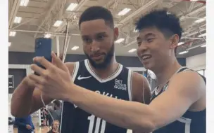 崔永熙表示来到NBA梦想成真，西蒙斯称赞小崔一点点在进步