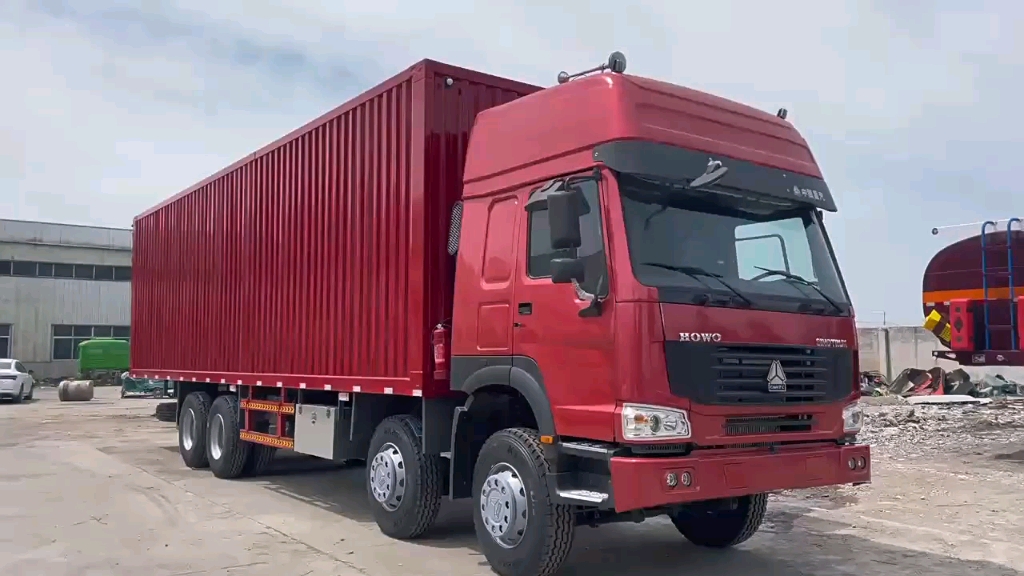 重汽豪沃前四后八轮集装箱货车厢式载货车