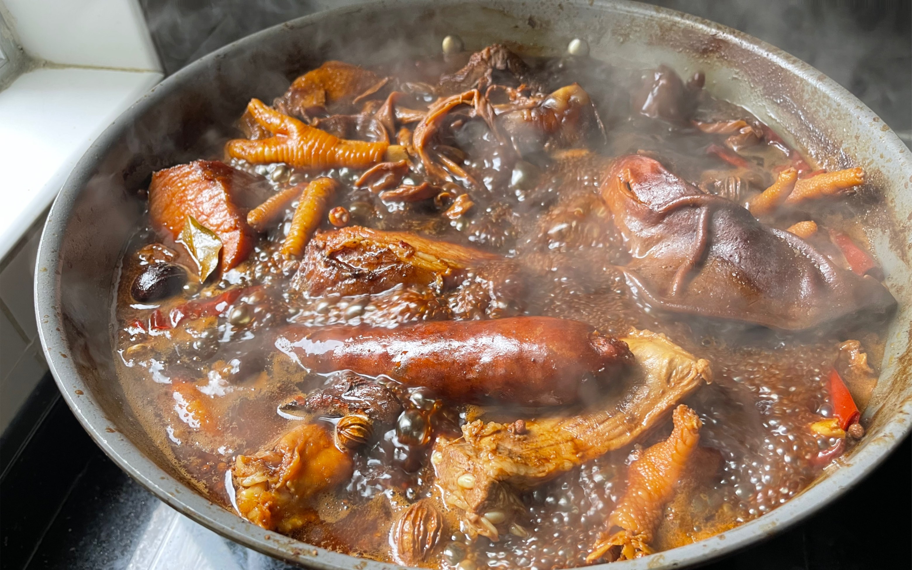 香港普通家庭准备年夜饭,满满一锅卤水,几碗四川盐菜烧白,年味扑面