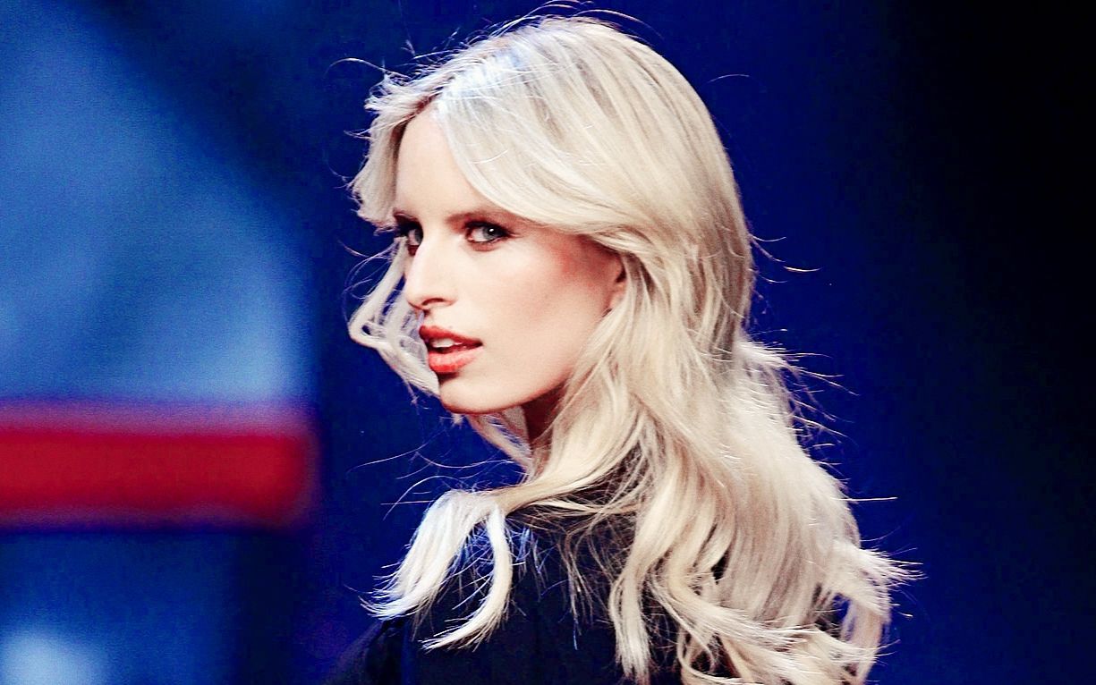 【karolina kurkova】扭到你心里:t台上收放自如的百变女神——kk秀场